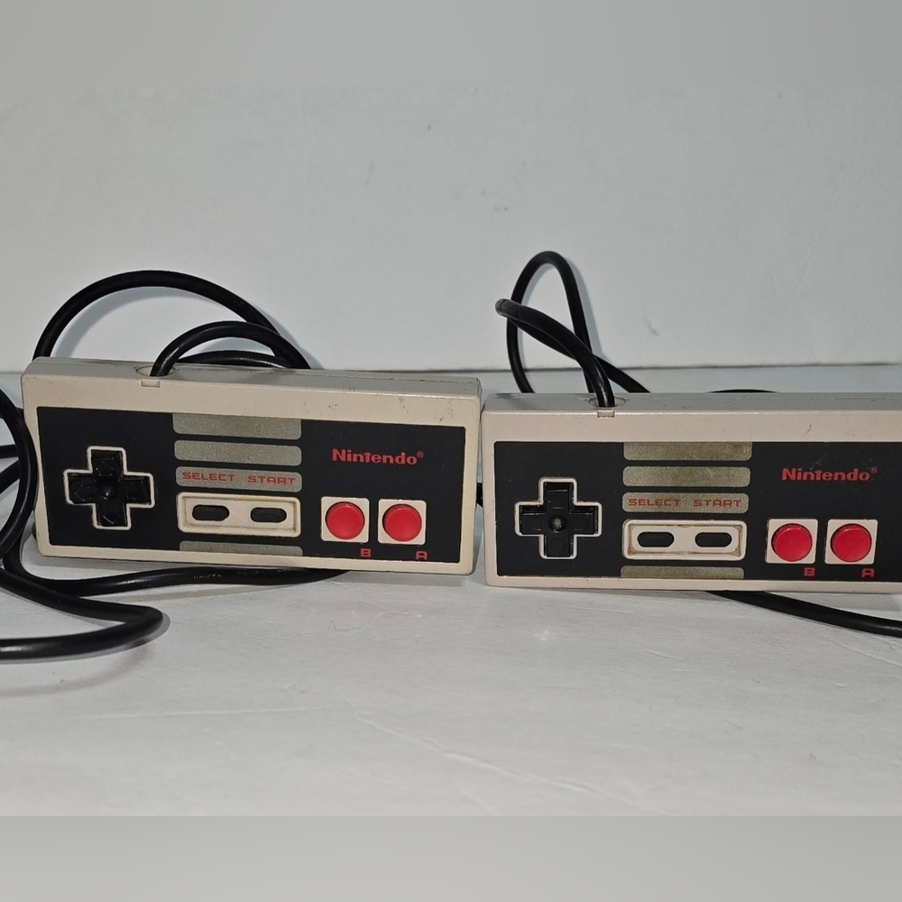 2 Vintage Authentic Nintendo NES NES-004 Wired Controllers OEM